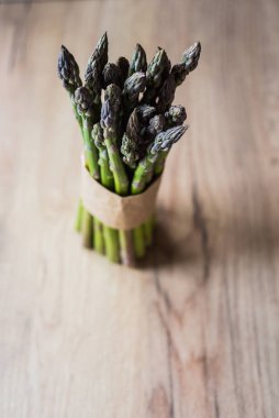 kuşkonmaz yakın ahşap arka plan üzerinde demet