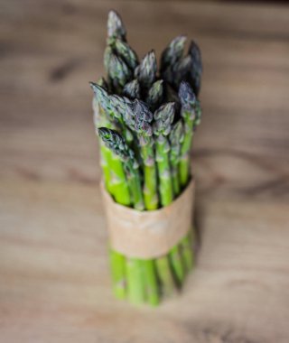 kuşkonmaz yakın ahşap arka plan üzerinde demet