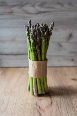 kuşkonmaz yakın ahşap arka plan üzerinde demet