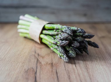 kuşkonmaz yakın ahşap arka plan üzerinde demet