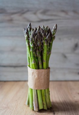 kuşkonmaz yakın ahşap arka plan üzerinde demet