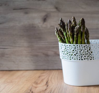 kuşkonmaz yakın ahşap arka plan üzerinde demet