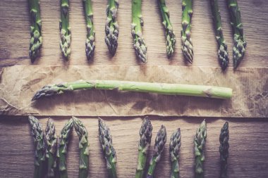 kuşkonmaz yakın ahşap arka plan üzerinde demet