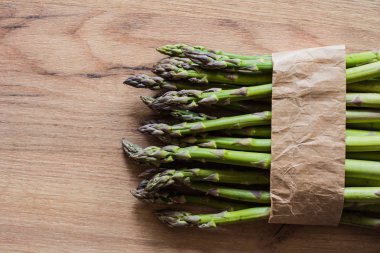 kuşkonmaz yakın ahşap arka plan üzerinde demet