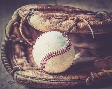 Eski ve yıpranmış kullanılan deri beyzbol spor eldiven yaşlı üzerinde