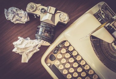 kahve eski fotoğraf makinesi ile eski ahşap masa üzerinde eski daktilo