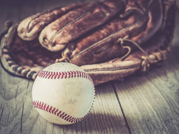 Stare i zużyte skórzane używane baseball sportowe rękawice w wieku — Zdjęcie stockowe