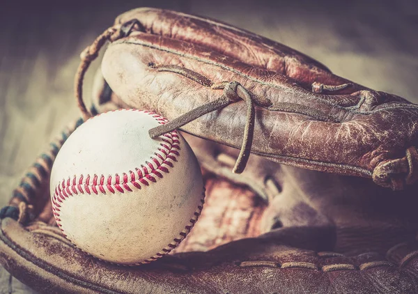 Stare i zużyte skórzane używane baseball sportowe rękawice w wieku — Zdjęcie stockowe