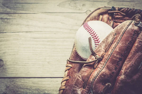 Stare i zużyte skórzane używane baseball sportowe rękawice w wieku — Zdjęcie stockowe