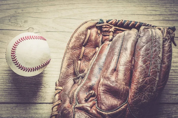 Guante deportivo de béisbol de cuero usado viejo y usado sobre envejecido —  Fotos de Stock