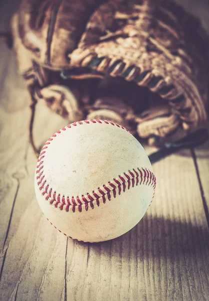 Mănuși vechi și uzate din piele de baseball sport peste vârstă — Fotografie, imagine de stoc