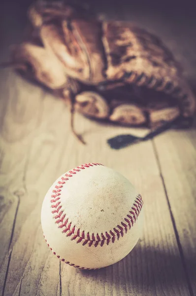 Старая и изношенная кожаная бейсбольная перчатка — стоковое фото