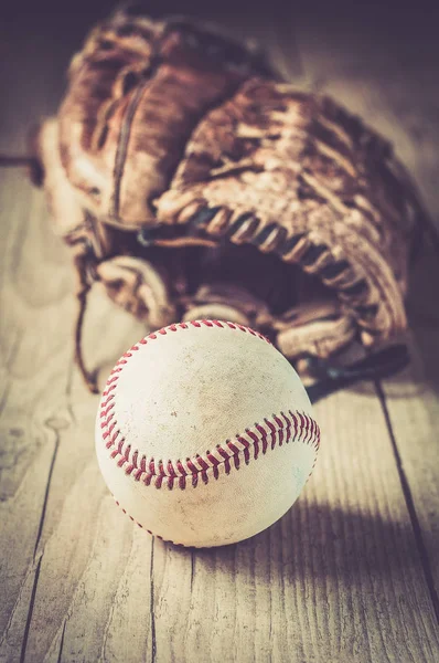 Stare i zużyte skórzane używane baseball sportowe rękawice w wieku — Zdjęcie stockowe