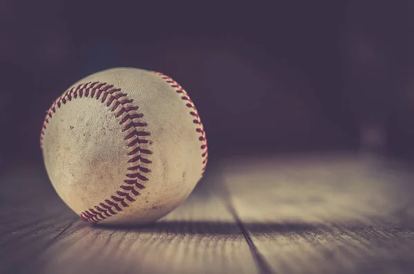 Stary baseball na drewniane tła i bardzo zbliżenie — Zdjęcie stockowe