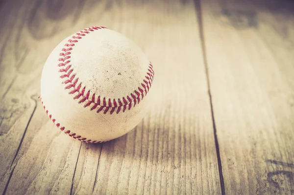 Oude Honkbal op houten achtergrond en zeer close-up — Stockfoto