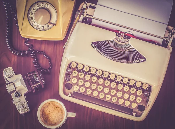 Vieille machine à écrire sur vieille table en bois avec café vieil appareil photo — Photo