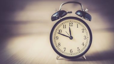 Masada retro alarm saati olan eski arkaplan