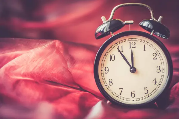 Vintage background with retro alarm clock on table — Stock Photo, Image