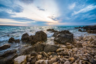 Hırvat taşlı plajında gün batımı