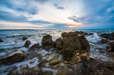 Hırvat taşlı plajında gün batımı