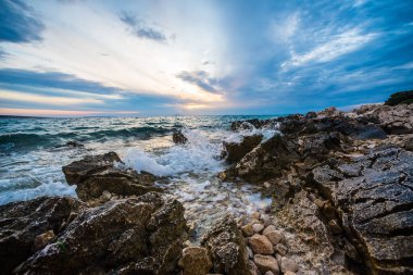Hırvat taşlı plajında gün batımı