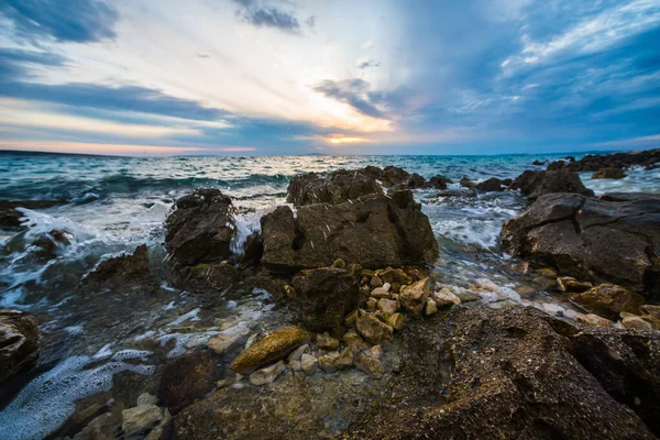 Закат Хорватском Каменистом Пляже — стоковое фото