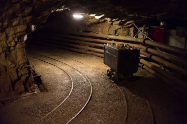 Minerallerin taşınması için raylı eski maden arabaları