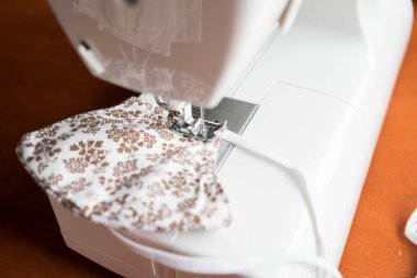 Ev yapımı nefes maskesi, korona virüsü koruması. Öksürüğü, tozu, kirliliği, COVID-19 'u ve diğer kirliliği koruyun. Virüs maskesi dikiyorum, ev yapımı.