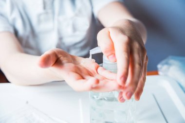 Yakışıklı çocuk doktorculuk oynarken sağlık üniforması giyiyor. Coronavirus konsepti. Covid 19