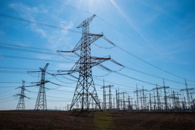 Güzel kahverengi tarlaların ortasında elektrik direği