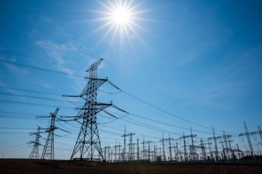 Güzel kahverengi tarlaların ortasında elektrik direği