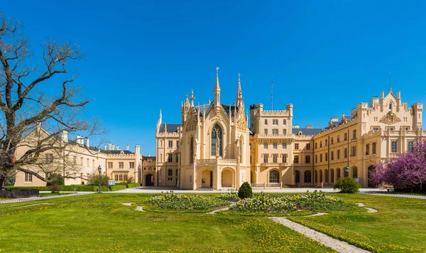 Lednice República Checa Lednice Chateau Con Hermosos Jardines Parques Soleado — Foto de Stock