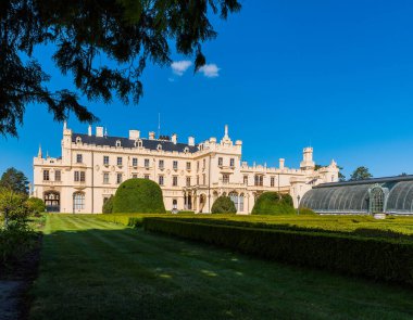 Lednice, Çek Cumhuriyeti, Lednice Şatosu güzel bahçeleri ve güneşli bahar günlerinde parkları olan. Lednice-Valtice Peyzajı, Güney Moravya bölgesi. UNESCO Dünya Mirası Alanı.