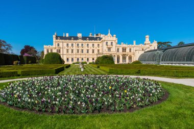 Lednice, Çek Cumhuriyeti, Lednice Şatosu güzel bahçeleri ve güneşli bahar günlerinde parkları olan. Lednice-Valtice Peyzajı, Güney Moravya bölgesi. UNESCO Dünya Mirası Alanı.