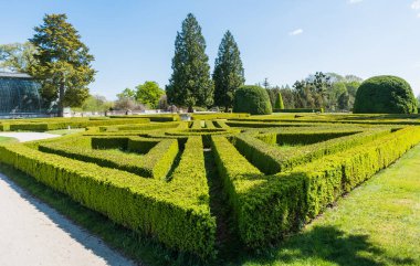 Lednice, Çek Cumhuriyeti, Lednice Şatosu güzel bahçeleri ve güneşli bahar günlerinde parkları olan. Lednice-Valtice Peyzajı, Güney Moravya bölgesi. UNESCO Dünya Mirası Alanı.