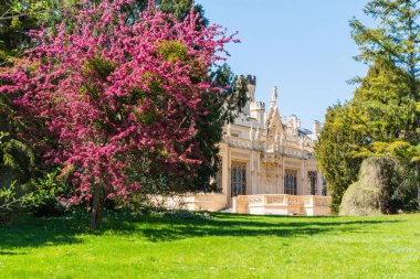Lednice, Çek Cumhuriyeti, Lednice Şatosu güzel bahçeleri ve güneşli bahar günlerinde parkları olan. Lednice-Valtice Peyzajı, Güney Moravya bölgesi. UNESCO Dünya Mirası Alanı.