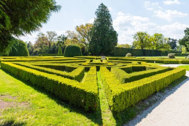 Lednice, Çek Cumhuriyeti, Lednice Şatosu güzel bahçeleri ve güneşli bahar günlerinde parkları olan. Lednice-Valtice Peyzajı, Güney Moravya bölgesi. UNESCO Dünya Mirası Alanı.