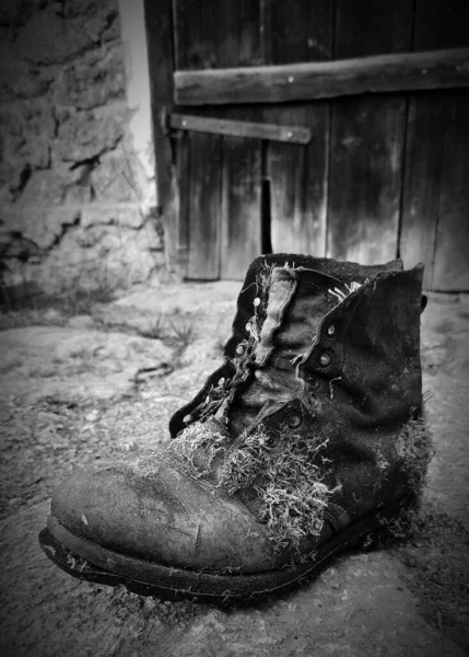 Boot Kulit Vintage Tua Atas Batu — Stok Foto