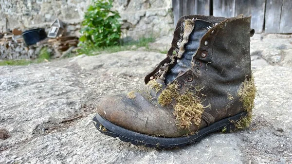 Boot Kulit Vintage Tua Atas Batu — Stok Foto