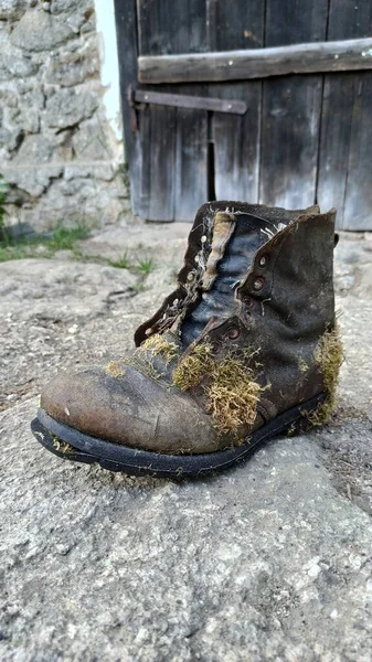 Una Vieja Bota Vintage Cuero Sobre Piedra —  Fotos de Stock