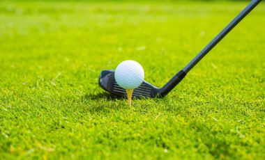 Golf topu çetesi golf yeşil çimlerde Doğal çim yolu