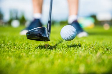 Golf topu çetesi golf yeşil çimlerde Doğal çim yolu