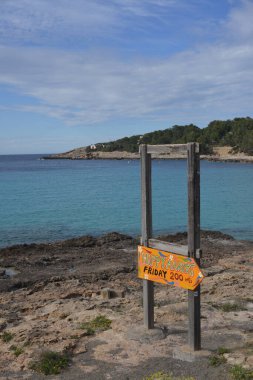 İbiza 'da bir plajda su aygırı pazarının işareti. 