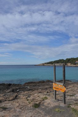 İbiza 'da bir plajda su aygırı pazarının işareti. 