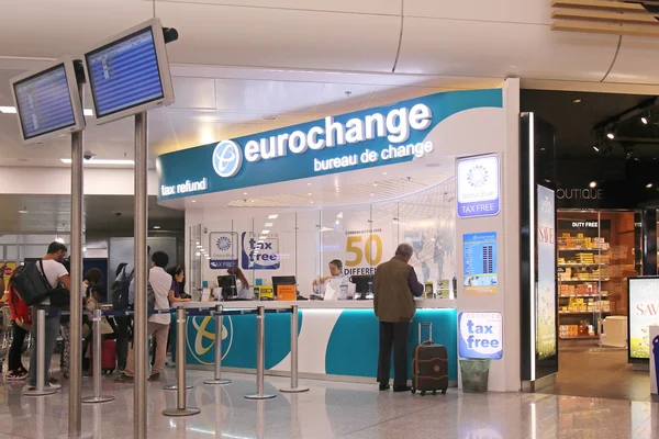Обмен валюты в аэропорту — стоковое фото