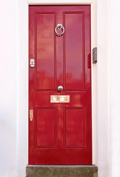 Konut kırmızı kapı — Stok fotoğraf