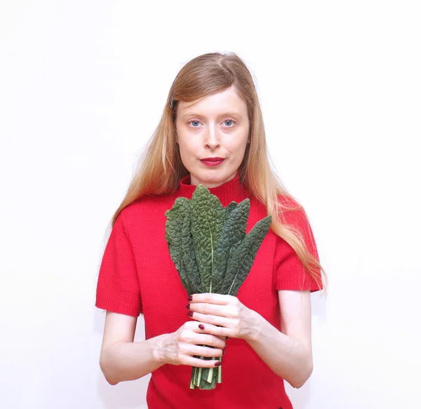 Holding kale leaves — Stock Photo, Image