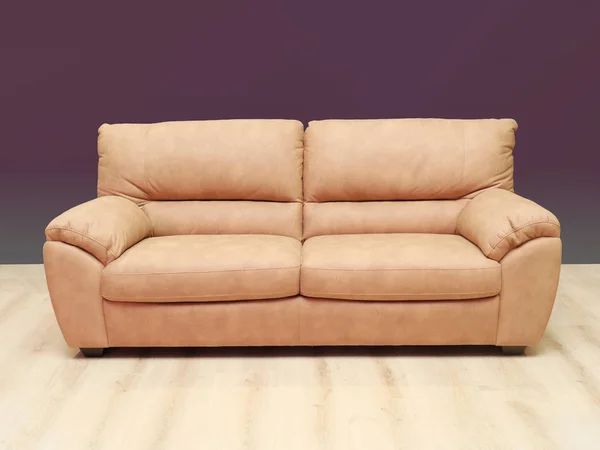 Beżowy skórzany sofa — Zdjęcie stockowe