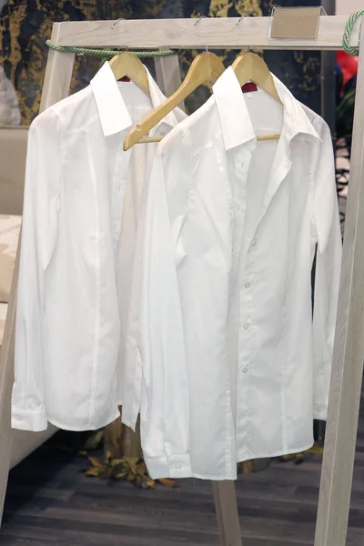 Camisas blancas perchas — Foto de Stock