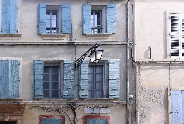 Vieilles fenêtres de façade — Photo